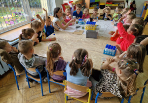 „Biedronki” z zaciekawieniem podnoszą ręce, aby zadać pytanie.