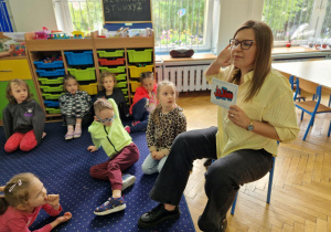 Edukacyjne karty obrazkowe podczas wspólnych zabaw językowych.