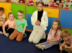 Spotkanie czytelnicze z Basią, absolwentką naszego przedszkola