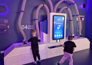 Interaktywny kiosk multimedialny.