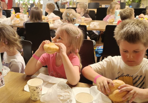 Smakowite bułeczki z kotlecikami.