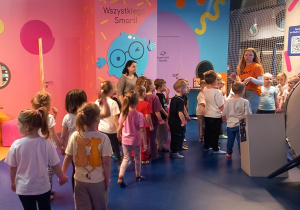 Animatorzy oprowadzają dzieci po Centrum.