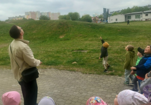 Szukamy drona w powietrzu.