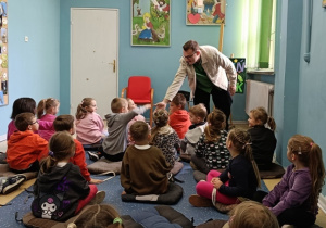 Pan Bartek Migała wita się z dziećmi.