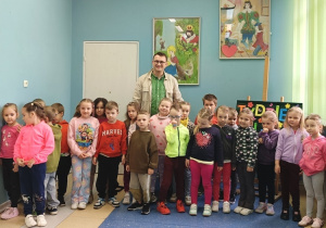 Zdęcie dzieci z Panem Bartkiem.