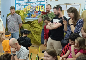 Gargamel i Klakier szukają Smerfów.