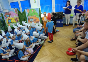 Papa Smerf podaje rękę na zgodę.