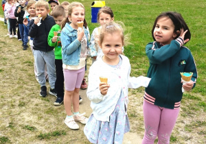 Lody smakują nawet na spacerze.
