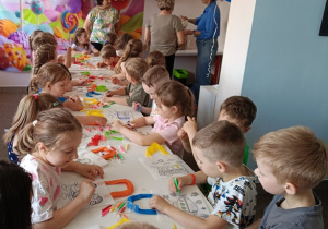 Kolorowanie obrazków na torebkach.