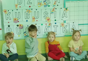 Marcysia i Nela słuchają bajki o Kubusiu.