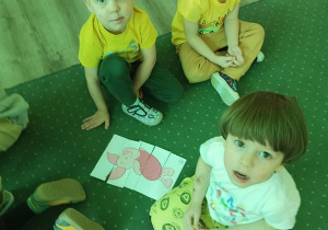 Chłopcy już ułożyli puzzle.