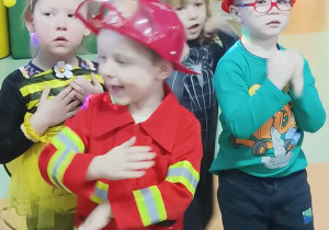 Krzyś, Dawid, Kajtek i Lena w karnawałowych strojach.