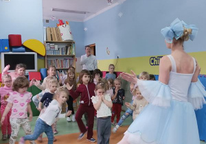 Dziewczynki tańczą