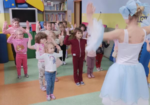 Pola, Jula i Zuzia pięknie tańczą.