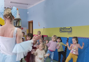 Teraz ćwiczą nogi.