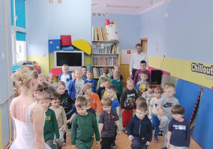 Staś i Marcel ćwiczą krok baletowy.