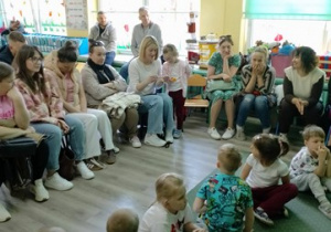 Mama Poli czyta zagadkę