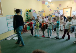 Powitanka Prawa ręka, lewa ręka...