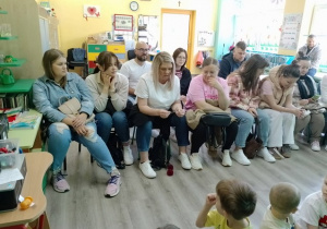 Mama Olusia czyta zagadkę