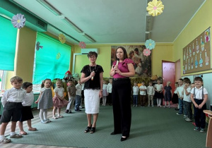 Bratkowe ciocie witają przybyłych gości