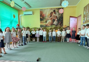 Dzieci witają pięknie przybyłych gości