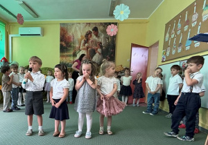 Oluś, Hania, Misia, Kornelka recytują wiersze
