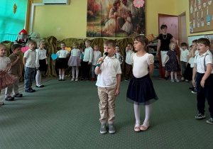 Wituś i Laurka śpiewają piosenkę Supermocni rodzice