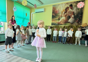 Marcelinka śpiewa piosenkę Jesteś mamo skarbem mym