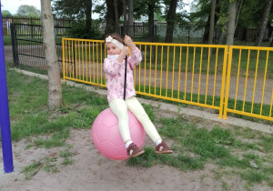 Laura na huśtawce