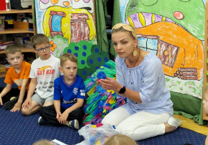Pani Ania pokazuje, jak z kolorowych materiałów wyczarować piękne, ekologiczne kwiaty.
