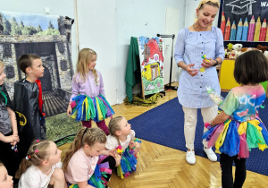 Zuzia dziękuje mamie Mikołaja za wspólnie spędzony, kreatywny czas.