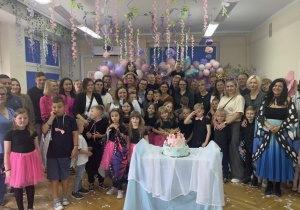 Zakończenie Roku Szkolnego - wspólna fotografia z zaproszonymi gośćmi