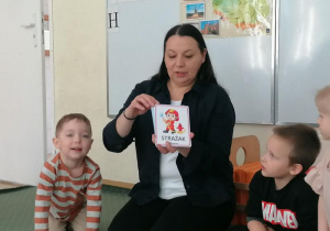 Pani Aneta prezentuje różne zawody.