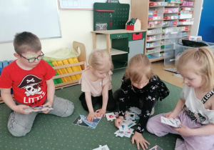 Pola, Eliza, Marysia i Wojtek przy pracy.