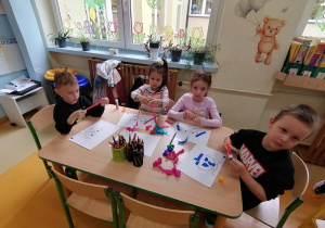 Apolonia, Hania , Kuba i Julek jako styliści fryzur.