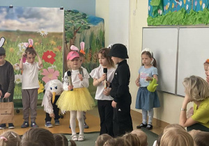 Kaja, Hania i Julek podczas wycieczki do lasu.