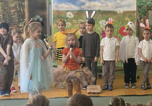 Hania jako Wiatr i Pola jako Wieióreczka.