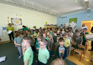 Przedszkolaki składają ślubowanie.