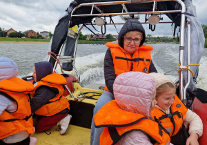 Spieniona woda nad zalewem to ekscytujący rejs.