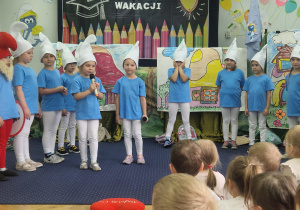 Smerfy dzielnie prezentują swój program artystyczny.