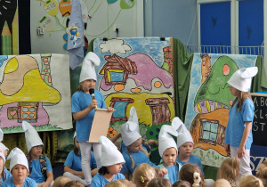 Grupa „Biedronki” w roli Smerfów zachwyca publiczność.