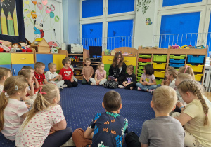 Wyjątkowy gość, Kornelia, w otoczeniu przedszkolaków.