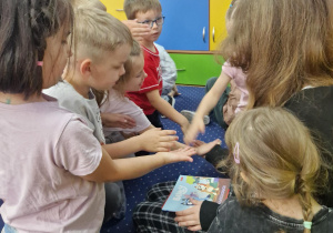 Czas na pożegnanie - radosne przybijanie „piątek” z Kornelią.