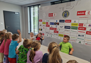 „Biedronki” w roli gwiazd futbolu na konferencji prasowej.