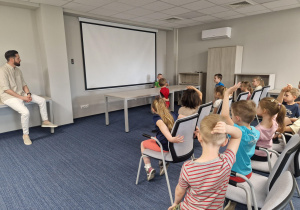 Przedszkolaki chętnie brały udział w dyskusji i zgłaszały się do każdego zadania.