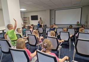 Las rąk w sali konferencyjnej.