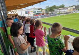 „Biedronki” podziwiają piękną, zieloną murawę Stadionu Miejskiego.