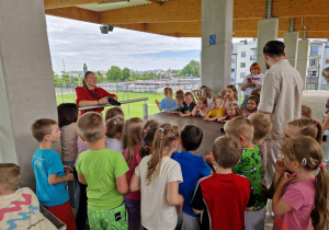 „Biedronki” z zaangażowaniem uczyły się komentowania sportowych wydarzeń.