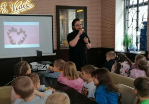 Stokrotki słuchają opowieści o historii czekolady.