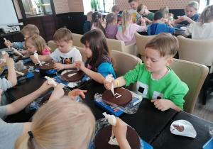 Filip, Maja i Mikołaj przy pracy.